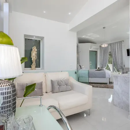 Dion - Pool & Jacuzzi - Sleeps 4 - Zakynthos 别墅