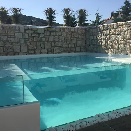 Villa Dion - Pool & Jacuzzi - Sleeps 4 - *